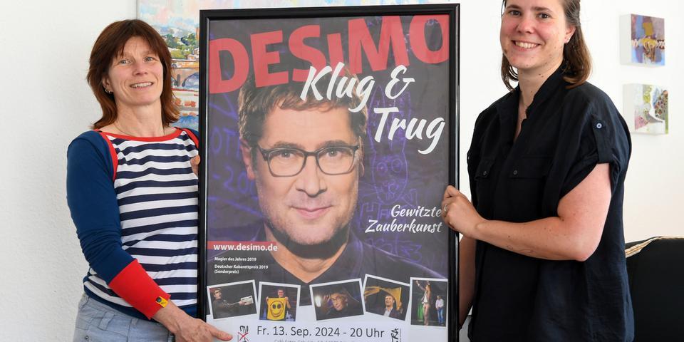 Bild von Plakat Desimo und rechts Jana Linnert und links Claudia Weller