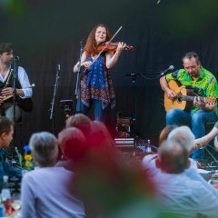 Die Folkband "Cara" tritt im Garten des Büttelborner Cafe Extra auf und bildet deamit den Abschluss zur Paus in den Sommer