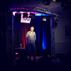 Ein Mann in Schlafanzug auf der Bühne.