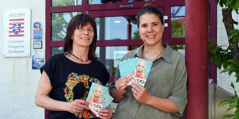 Bild von Claudia Weller und Jana Linnert, beide halten das neue Programmheft in der Hand.