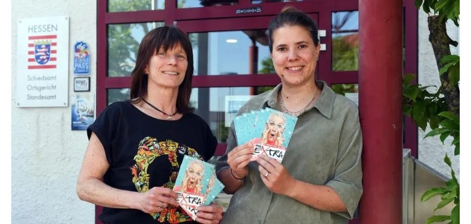 Bild von Claudia Weller und Jana Linnert, beide halten das neue Programmheft in der Hand.