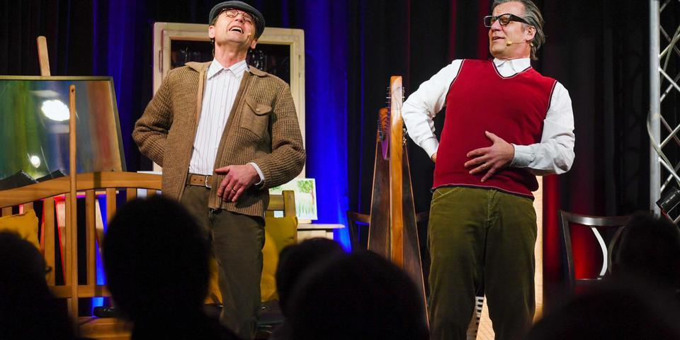 Zu sehen sind die beiden Dörings, wie sie einen Sketch machen.