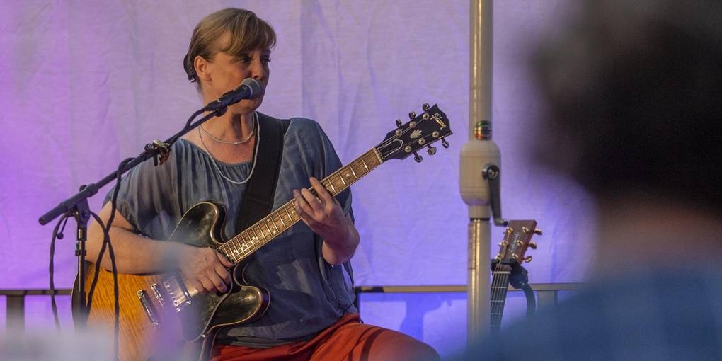 Christina Lux singt und spielt Gitarre.