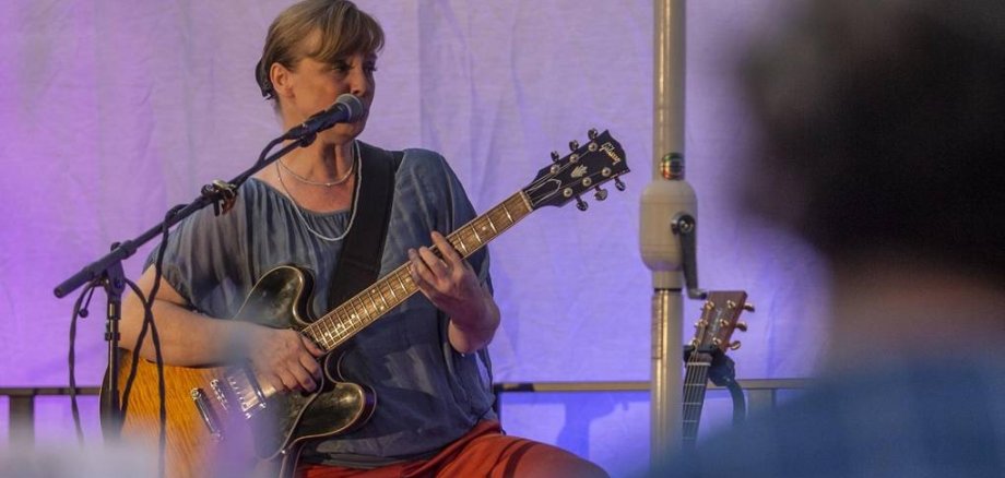 Christina Lux singt und spielt Gitarre.