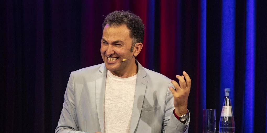 Fathi steht auf der Café Extra Bühne und spricht zum Publikum.