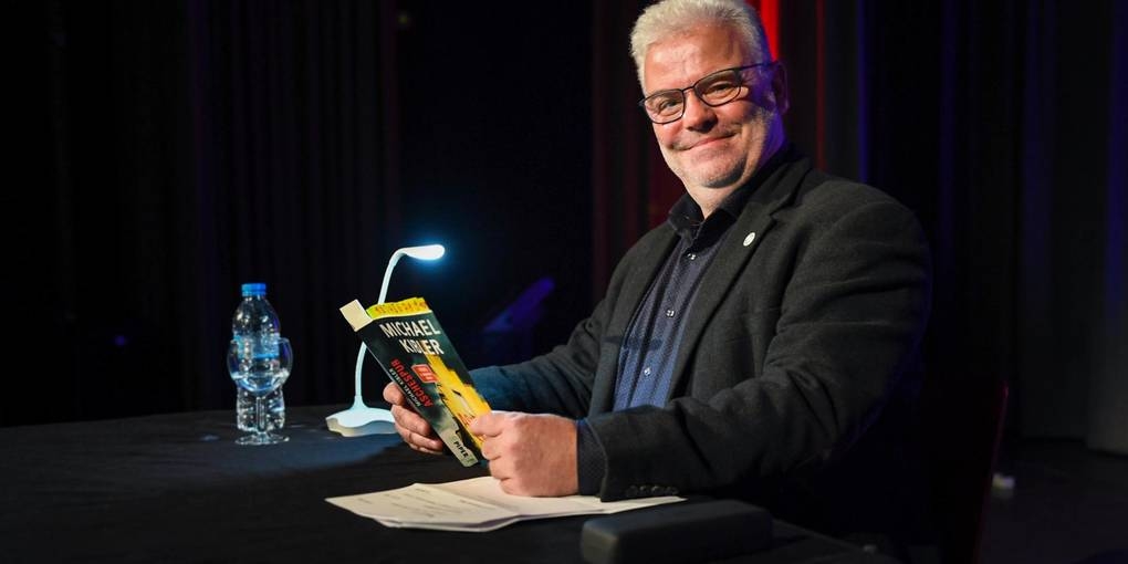 Michael Kibler liest aus seinem Buch vor.
