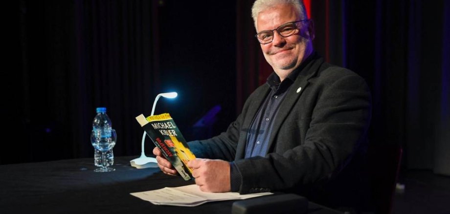 Michael Kibler liest aus seinem Buch vor.