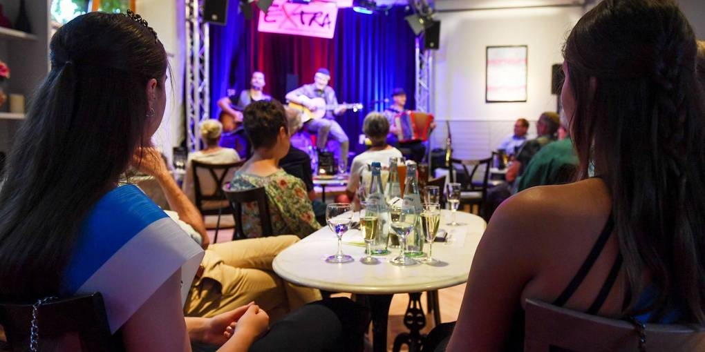 Marcel, sein Sohn und Christian beim Konzert im Café Extra. Marcel und sein Sohn spielen Gitarre und singen. Christian spielt Akkordeon.