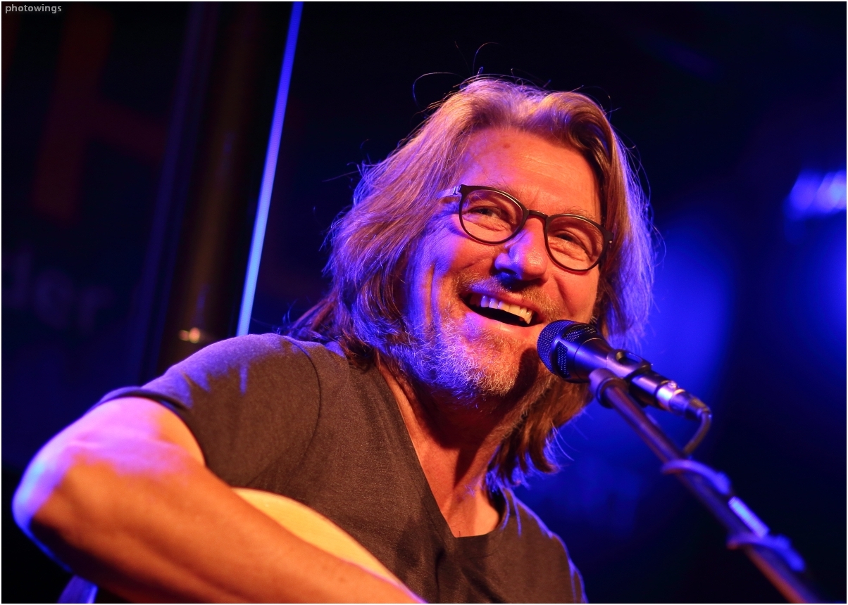 Michael singt und spielt Gitarre.