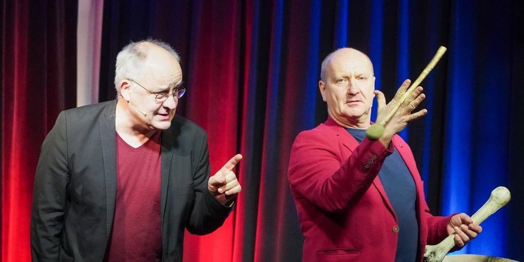 Das Männer Duo steht auf der Café Extra Bühne und zeigt ihr Programm.