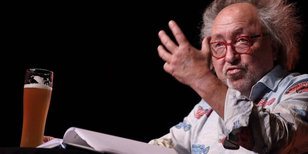 Priol liest aus einem Buch vor. 